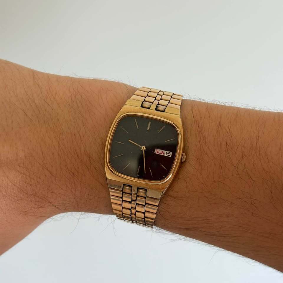 Seiko Vintage Quartz Day Date Watch TV Case Gold Tone