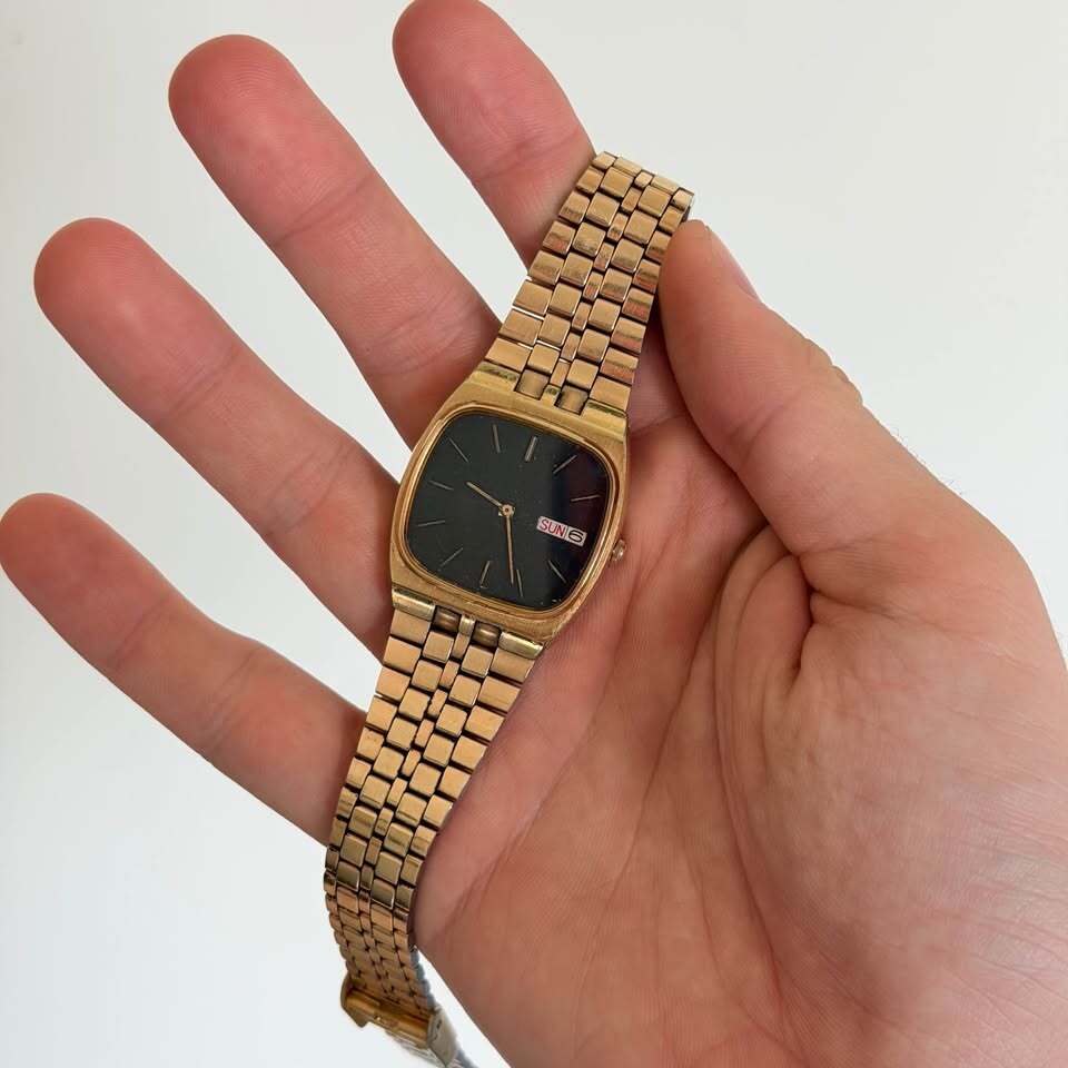Seiko Vintage Quartz Day Date Watch TV Case Gold Tone