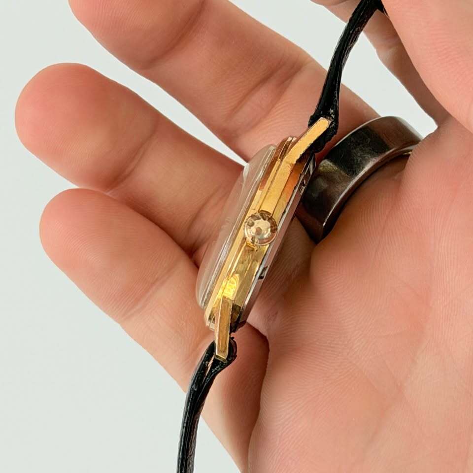 Vintage Unichron Watch – 17 Jewels, Gold Tone