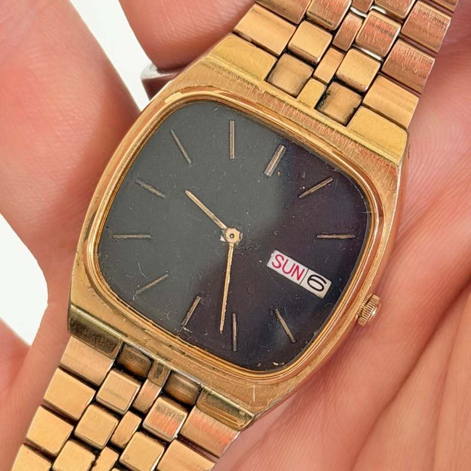Seiko Vintage Quartz Day Date Watch TV Case Gold Tone